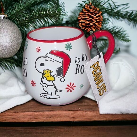 Peanuts Snoopy Christmas Embossed Mug/Cup Ceramic Red Interior - Picture 1 of 5